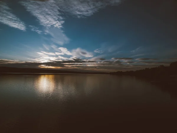 Puesta Sol Sobre Río Con Bosque Horizonte Casi Anochece — Foto de Stock