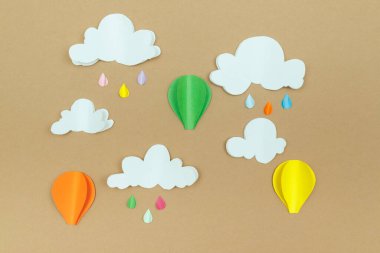 Arka planda karton bulutlar, yağmur damlaları ve hava balonları. Gökyüzündeki balonlar Yağmur damlaları ve bulutlarla.