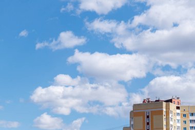 Bulutlu mavi gökyüzü ve binanın tepesi. Gökyüzünde inşa ediliyor.