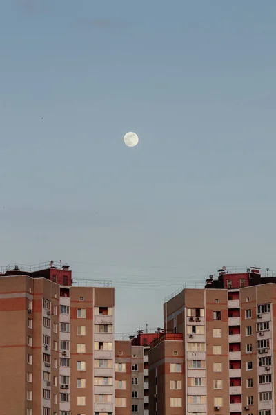 Вечірнє Блакитне Небо Великим Повним Місяцем Вершині Будівель — стокове фото