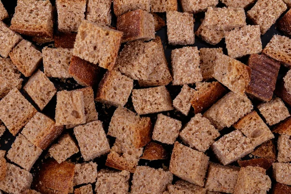 Pedaços Pão Integral Assado Fundo Escuro Close Deliciosos Croutons — Fotografia de Stock