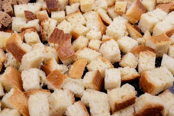 Pedaços Pão Branco Assado Fundo Escuro Close Deliciosos Croutons — Fotografia de Stock