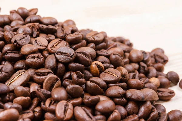 Frisch Geröstete Kaffeebohnen Auf Einem Holztisch Makroaufnahme — Stockfoto
