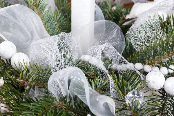 Kerstboeket Gemaakt Van Takken Takjes Sparren Versierd Met Wit Lint — Stockfoto