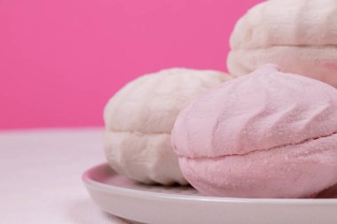 Tatlı tatlı zephyr bir tabak ve pastel pembe arka plan.