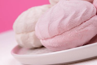 Tabakta tatlı bir zephyr ve pastel pembe arka plan. Sıra dışı ufuk çizgisi.