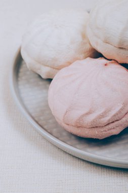 Tabakta ve masa örtüsünde tatlı bir zephyr..