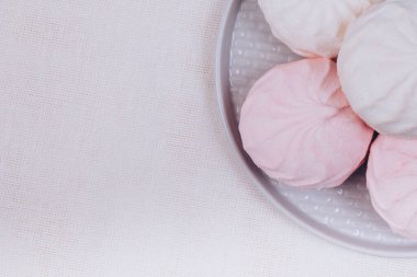 Tabakta ve masa örtüsünde nefis bir zephyr. Üst görünüm.