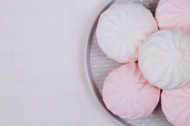 Tabakta ve masa örtüsünde nefis bir zephyr. Üst görünüm.