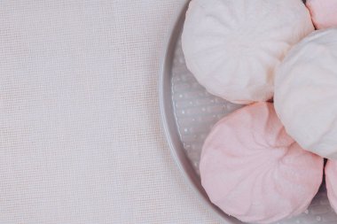 Tabakta ve masa örtüsünde nefis bir zephyr. Üst görünüm.