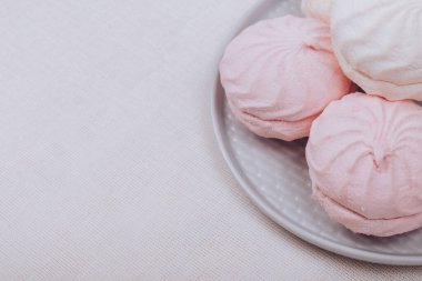 Tabakta ve masa örtüsünde tatlı bir zephyr..