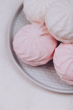 Tabakta ve masa örtüsünde tatlı bir zephyr..