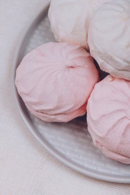 Tabakta ve masa örtüsünde tatlı bir zephyr..