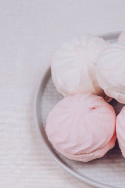 Tabakta ve masa örtüsünde tatlı bir zephyr..