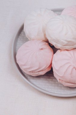 Tabakta ve masa örtüsünde tatlı bir zephyr..