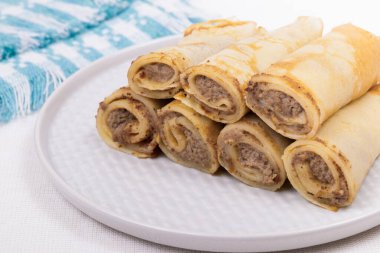 Tabağa doldurulmuş et krepleri.