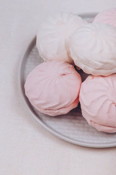 Tabakta ve masa örtüsünde tatlı bir zephyr..