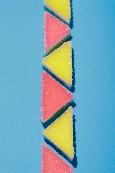 Lijn Van Driehoekige Gelei Snoep Blauwe Achtergrond — Stockfoto