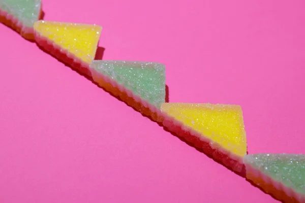 Doce Geleia Triangular Colorido Fundo Rosa — Fotografia de Stock