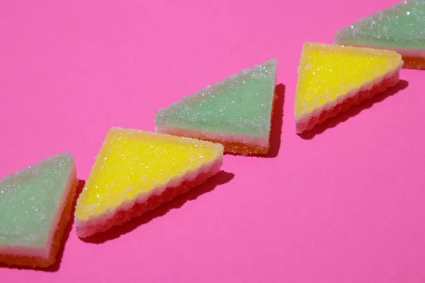 Kleurrijke Driehoekige Gelei Snoep Roze Achtergrond — Stockfoto