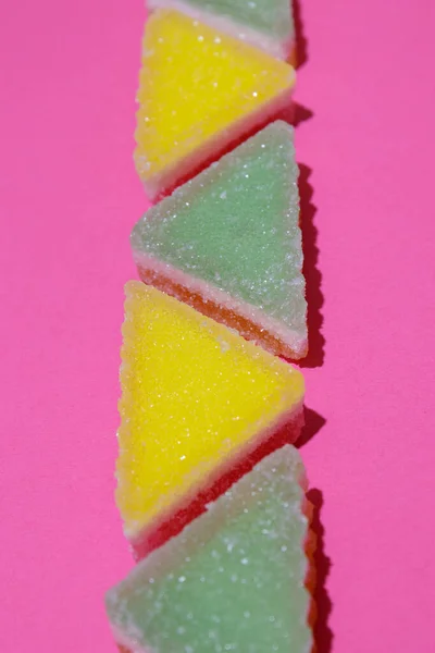 Doce Geleia Triangular Colorido Fundo Rosa — Fotografia de Stock