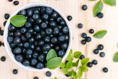 Tahta masadaki fincanda taze yaban mersini. Makro atış. Üst görünüm.