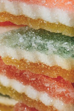 Çok renkli marmelatlı reçelli şekerler. Bir yığın renkli marmelat şekeri yakın plan. Makro çekim, seçici odaklanma.