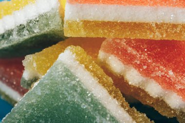 Çok renkli marmelatlı reçelli şekerler. Bir yığın renkli marmelat şekeri yakın plan. Makro çekim, seçici odaklanma.