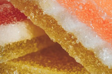 Çok renkli marmelatlı reçelli şekerler. Bir yığın renkli marmelat şekeri yakın plan. Makro çekim, seçici odaklanma.