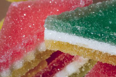 Çok renkli marmelatlı reçelli şekerler. Bir yığın renkli marmelat şekeri yakın plan. Makro çekim, seçici odaklanma.