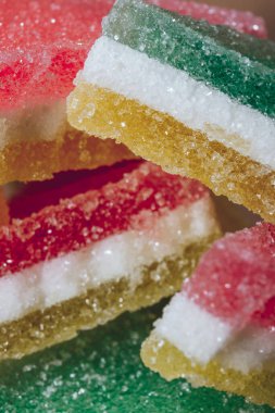 Çok renkli marmelatlı reçelli şekerler. Bir yığın renkli marmelat şekeri yakın plan. Makro çekim, seçici odaklanma.