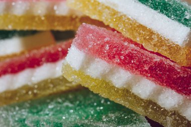 Çok renkli marmelatlı reçelli şekerler. Bir yığın renkli marmelat şekeri yakın plan. Makro çekim, seçici odaklanma.