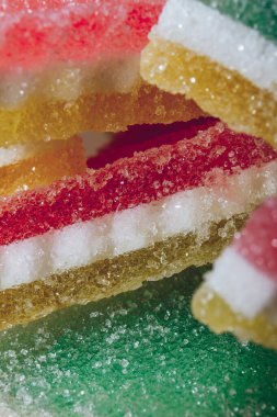 Çok renkli marmelatlı reçelli şekerler. Bir yığın renkli marmelat şekeri yakın plan. Makro çekim, seçici odaklanma.