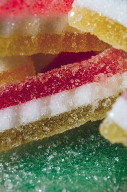 Çok renkli marmelatlı reçelli şekerler. Bir yığın renkli marmelat şekeri yakın plan. Makro çekim, seçici odaklanma.