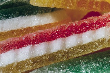 Çok renkli marmelatlı reçelli şekerler. Bir yığın renkli marmelat şekeri yakın plan. Makro çekim, seçici odaklanma.