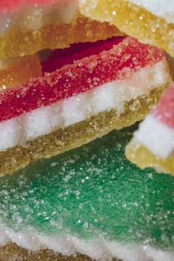 Çok renkli marmelatlı reçelli şekerler. Bir yığın renkli marmelat şekeri yakın plan. Makro çekim, seçici odaklanma.