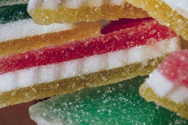 Çok renkli marmelatlı reçelli şekerler. Bir yığın renkli marmelat şekeri yakın plan. Makro çekim, seçici odaklanma.