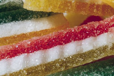 Çok renkli marmelatlı reçelli şekerler. Bir yığın renkli marmelat şekeri yakın plan. Makro çekim, seçici odaklanma.