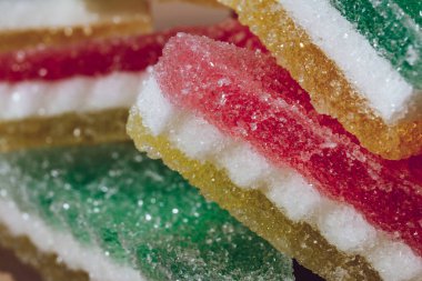 Çok renkli marmelatlı reçelli şekerler. Bir yığın renkli marmelat şekeri yakın plan. Makro çekim, seçici odaklanma.