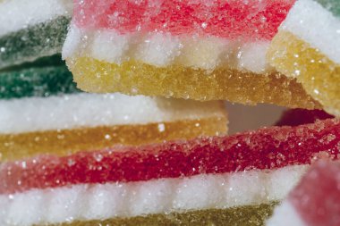 Çok renkli marmelatlı reçelli şekerler. Bir yığın renkli marmelat şekeri yakın plan. Makro çekim, seçici odaklanma.