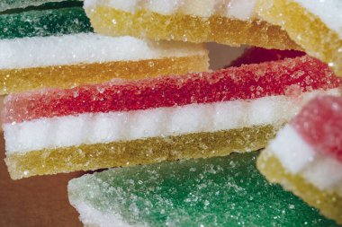 Çok renkli marmelatlı reçelli şekerler. Bir yığın renkli marmelat şekeri yakın plan. Makro çekim, seçici odaklanma.