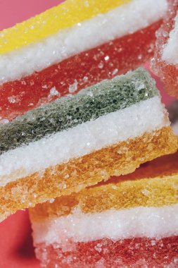 Bir yığın renkli üçgen jöle şekeri yakın plan. Makro çekim, seçici odaklanma.