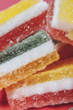 Bir yığın renkli üçgen jöle şekeri yakın plan. Makro çekim, seçici odaklanma.