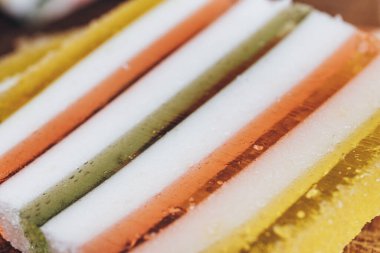 Çok renkli çizgili marmelat dilimi yakın plan. Renkli jöle şekerleri yakın plan. Makro çekim, seçici odaklanma.