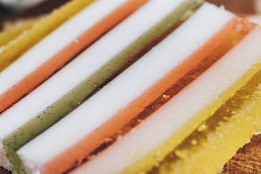 Çok renkli çizgili marmelat dilimi yakın plan. Renkli jöle şekerleri yakın plan. Makro çekim, seçici odaklanma.