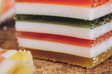 Ahşap masada çok renkli marmelatlar var. Renkli jöle şekerleri yakın plan. Makro çekim, seçici odaklanma.