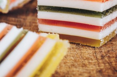 Ahşap masada çok renkli marmelatlar var. Renkli jöle şekerleri yakın plan. Makro çekim, seçici odaklanma.