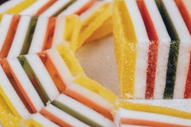 Dilimlenmiş, çizgili marmelat. Yakın plan. Renkli jöle şekerleri yakın plan. Makro çekim, seçici odaklanma.