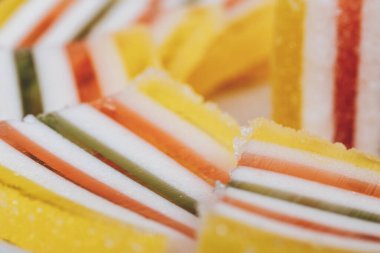 Dilimlenmiş, çizgili marmelat. Yakın plan. Renkli jöle şekerleri yakın plan. Makro çekim, seçici odaklanma.