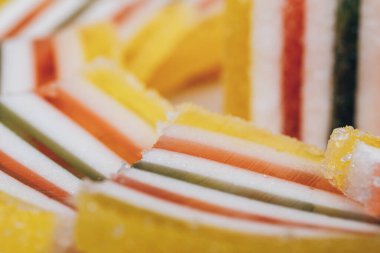Dilimlenmiş, çizgili marmelat. Yakın plan. Renkli jöle şekerleri yakın plan. Makro çekim, seçici odaklanma.
